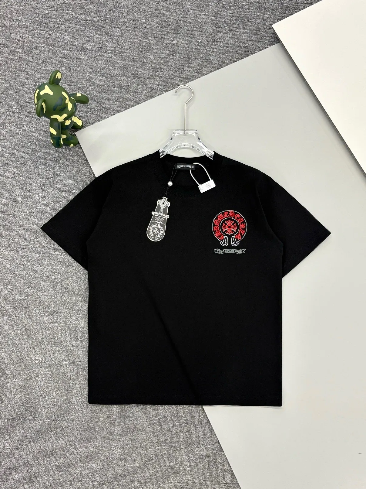 P150 [High Quality] Chrome Hearts New embroidered horseshoe logo brand logo on the front and rear panels are designed with heavy craftsmanship of 100,000 needle embroidery. High-end customized 32-count 280g fabric. Soft to the touch. Comfortable to wear. Exquisite stitching. Fine workmanship. The upper body effect is incomparably handsome! Same style for men and women, color: white, black size: S to xL